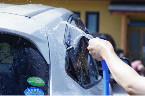 車を水洗いするイメージ